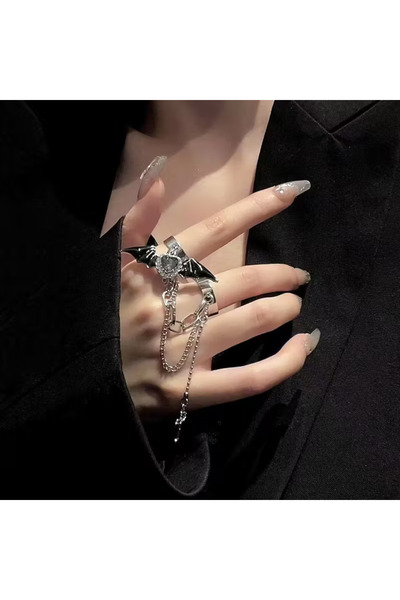 CARAVSTORE Gothic Bat Detail Ring