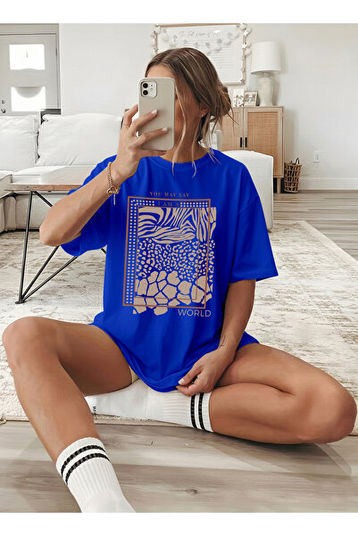 caddekombin تي شيرت نسائي من World مطبوع برقبة دائرية أزرق بلون الكوبالت بالل...