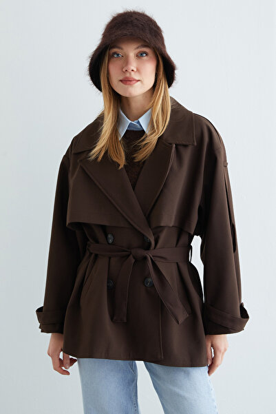 Fulla Moda Trenci scurt cu curea decolteu petrecut în V cu detaliu pe umăr