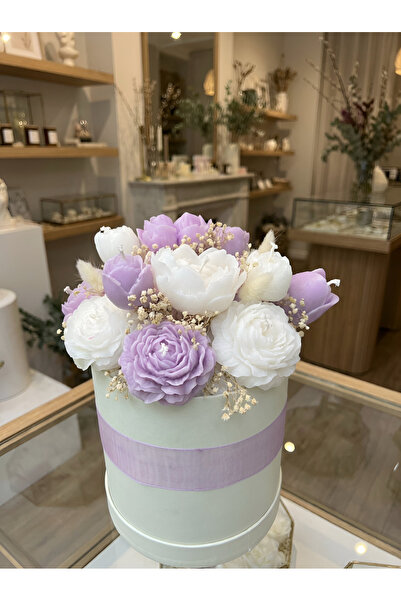 botanica Lavender Muse – El Yapım Lila Beyaz Gül Mum Buketi | Pastel Kutuda P...
