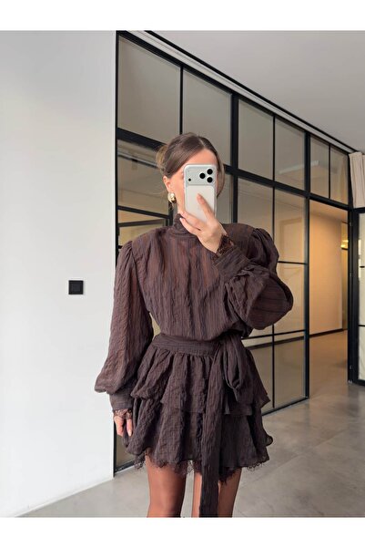 BB Bensu Buyruk Rochie cu detaliu din dantelă și legături, pernițe pentru ume...