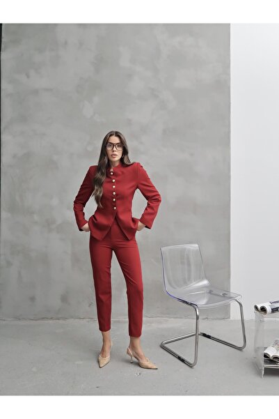 Swass طقم سترة بياقة عالية مع أزرار وبنطلون ضيق من بيلا ميتش، لون عنابي