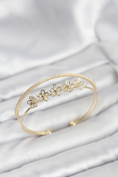 Clariss سوار نسائي من النحاس بلون ذهبي على شكل زهرة - BLK-1256