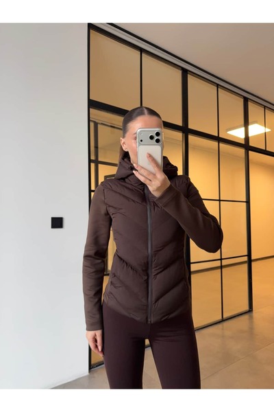 BB Bensu Buyruk بغطاء رأس معطف رقيق قابل للنفخ باللون البني