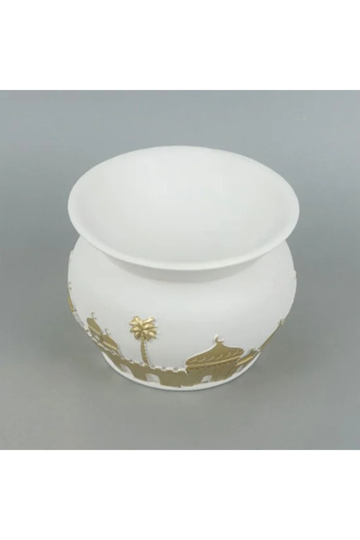 Generic طبق تقديم فاخر لرمضان، لونه أبيض ومزين بزخارف ذهبية