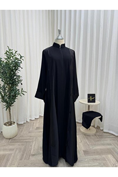 NALA FASHION Elegant black abaya with a front zipper and delicate embroidery