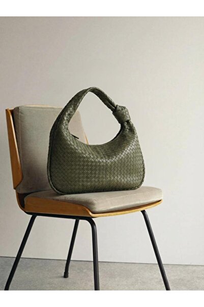 I Love Shoes حقيبة كتف نسائية من بالين، جلد كاكي غير لامع مع تفاصيل عقدة