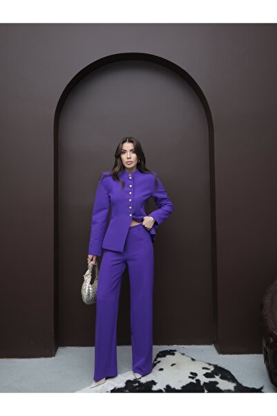 Swass سترة بياقة هاكم بأزرار مزخرفة بنطلون واسع الأرجل طقم باللون الأرجواني