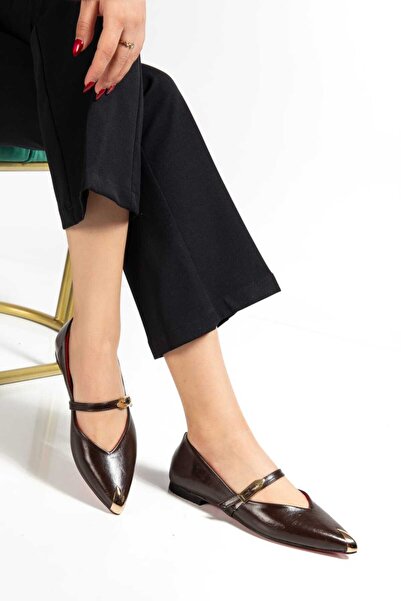 SEDRİK sivri burunlu siyah rugan ortapedik taban bantlı toka detaylı kırmızı ...