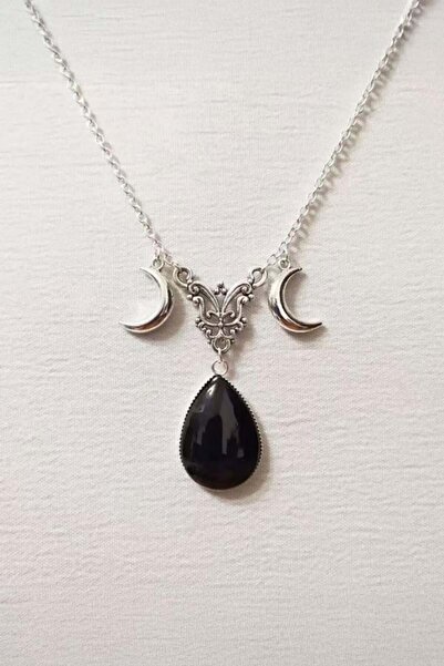 Karakedi قلادة فضية بتفاصيل قمرية وحجر أسود على شكل قطرة