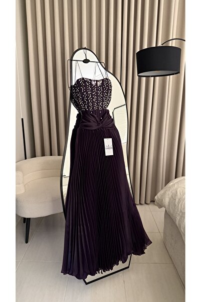 Nareen Fashion An elegant evening dress in a deep purple hue. Its sophisticat...