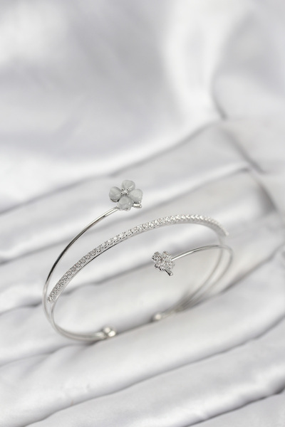 Skygo سوار نسائي من النحاس الفضي على شكل زهرة البرسيم - TJ-BB8258