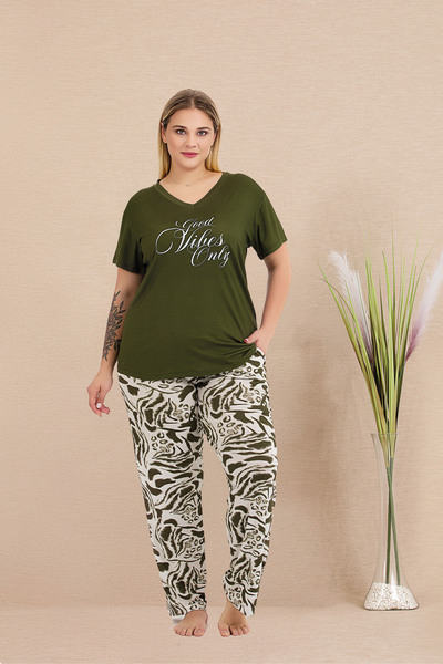 MOPİ طقم بيجامة كبير الحجم بنقشة وياقة على شكل V وأكمام قصيرة