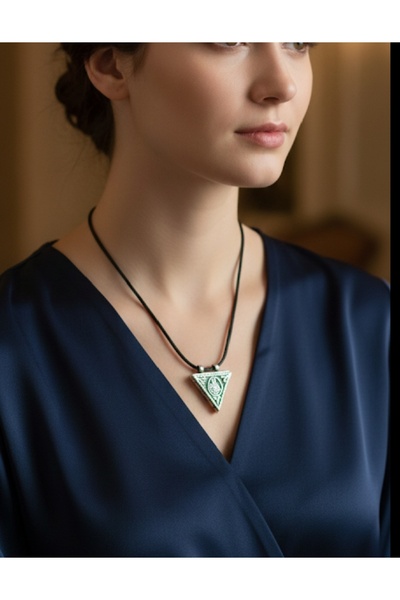 Nurtakı Üçgen Metal Cevşen Dua Muska İpli Kolye