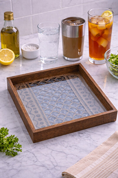 WOOD Wooden serving tray with a glass base and laser-cut decorative patterns.