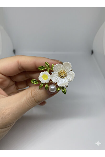 NURYES JEWERLY Kadın İnci Detaylı Beyaz Çiçekli Gold Broş