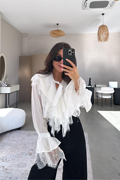 SHILSEE BEUTİQUE KADIN DANTELLİ FIRFIRLI YAKA BAĞLAMALI FIRANSIZ GÖMLEK BEYAZ