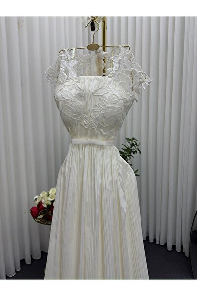 Model Leyna White "Lace Cloud" Dress