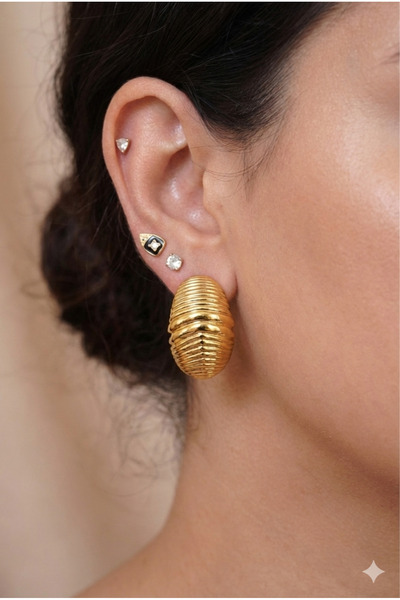 She Combines أقراط دائرية بيضاوية الشكل ذات ملمس ذهبي اللون للنساء - تصميم أن...