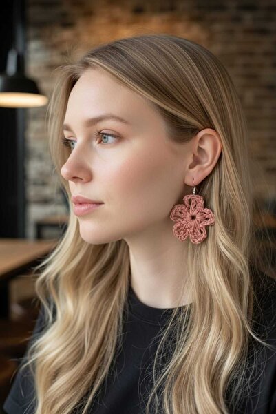 Tokuşka أقراط متدلية من نسيج الرافية على شكل زهرة بلون الجمل