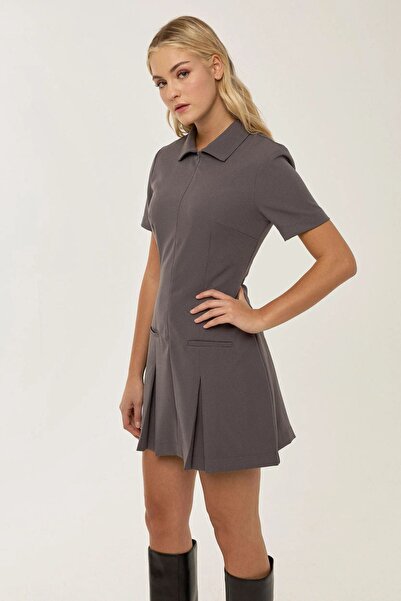 Hiccup Rochie mini plisată cu guler polo