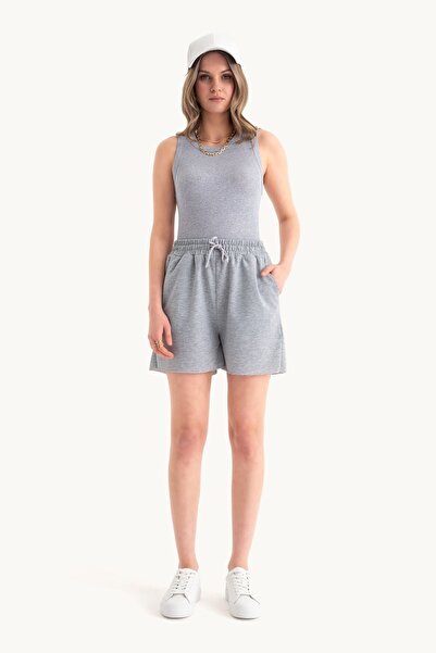Hiccup 2-piece: Simple round-neck tank top and mid-rise drawstring shorts
