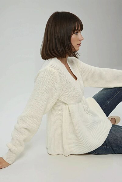 Hiccup Bağlama Detaylı Dilimli V Yaka Triko Kazak