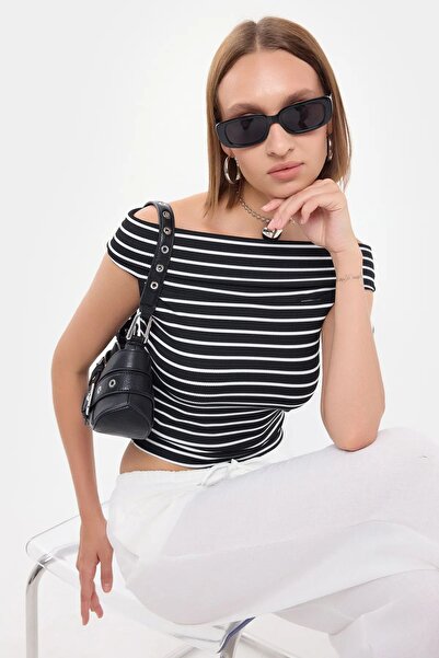 Hiccup Top cu umeri goi și dungi