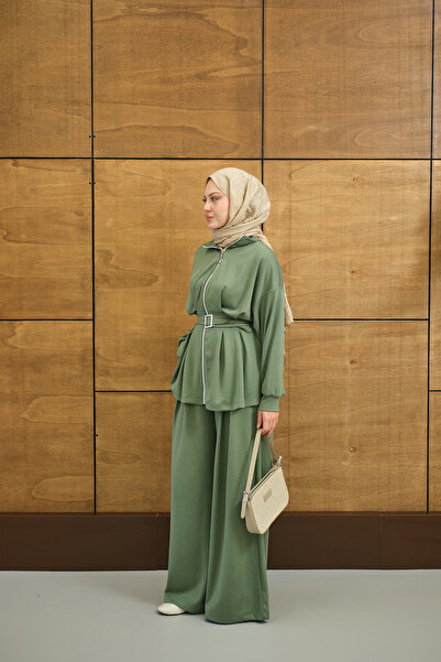 LOCCO Γυναικείο κοστούμι με πλισέ λεπτομέρεια και αγκράφα πράσινο