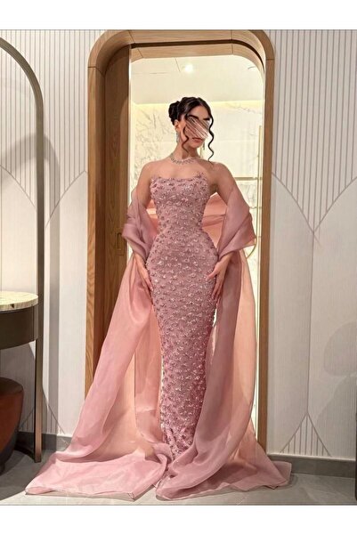 DUBAİ An elegant evening dress in a soft pink bodysuit, with a straight cut t...