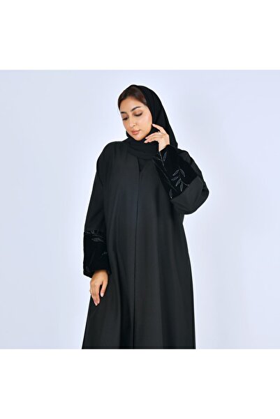 LAMHA عباية سوداء مغقة بطقطق بكم مخمل مزين بتطريز