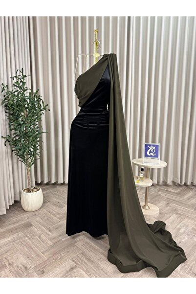 Model Leyna Swan Noir dress