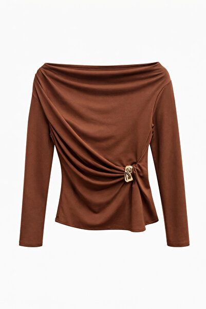 Mixray 2039 Bluză de damă cu detaliu cataramă aurie și decolteu barcă, maro