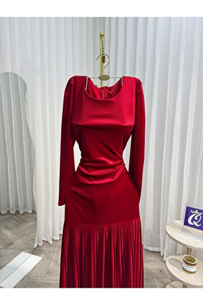 Model Leyna "Ruby Classic" dress
