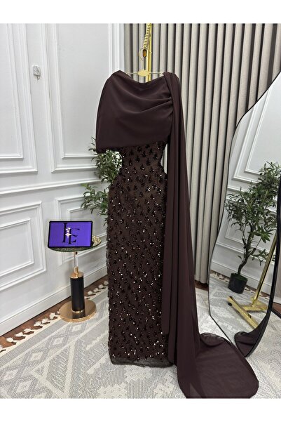 Model Leyna "Coffee Glitter" dress