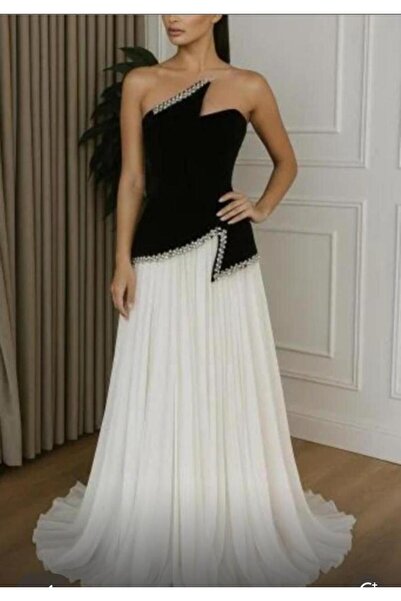 KALDE A black wool dress with very beautiful accessories