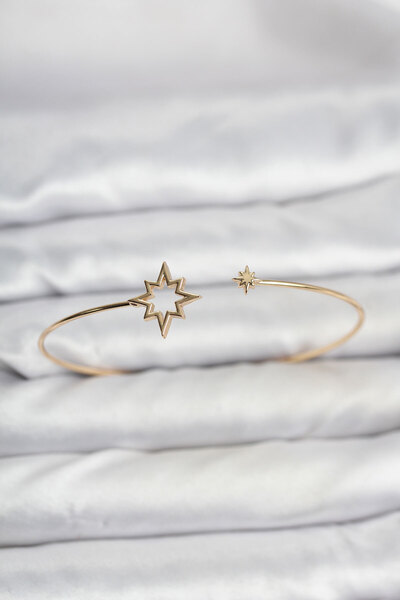 ForWhat Golden Brass Pole Star Style Women's Bracelet for Elegant Wrists