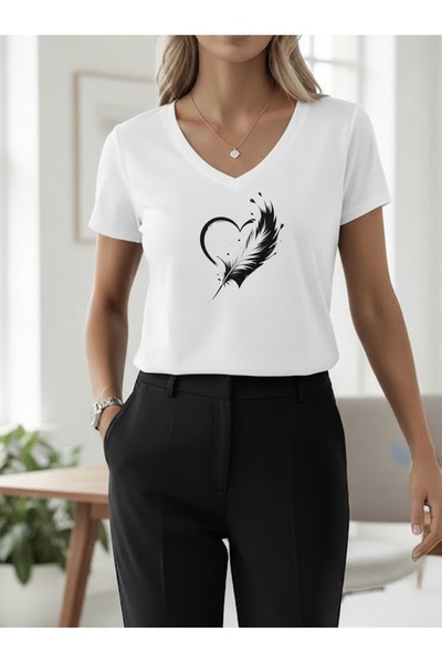 FUFLUNS تي شيرت نسائي كبير الحجم برقبة على شكل حرف V مطبوع عليه ريش القلب