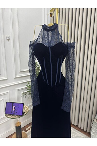 Model Leyna "Night Majesty" dress