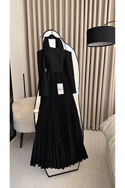 Nareen Fashion An elegant black dress with a sophisticated classic style, fea...