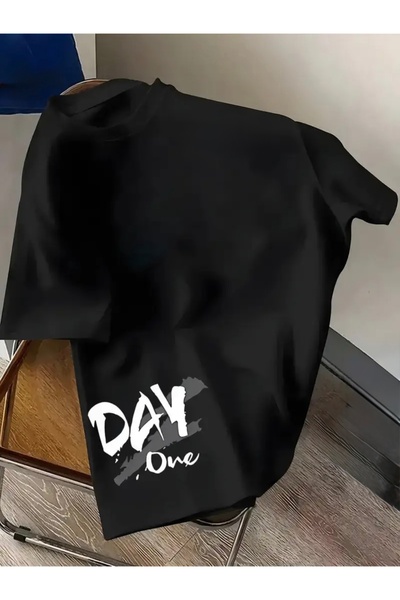 FUFLUNS تي شيرت DAY ONE مطبوع بياقة دائرية كبيرة الحجم