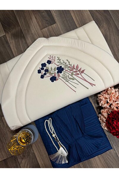 GENERAL A soft prayer rug with a luxurious design, complete with a prayer mat...