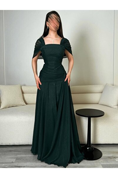 TARFA فستان سهرة باللون الأسود، بتصميم طويل ينسدل بنعومة ويمنح القوام مظهرًا ...