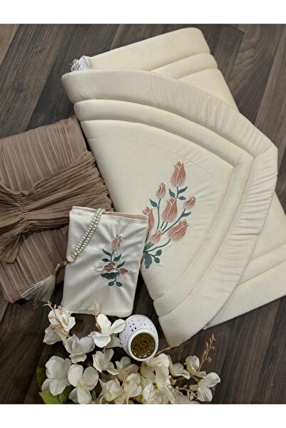 Gerenic A soft prayer rug with a luxurious design, complete with a prayer mat...