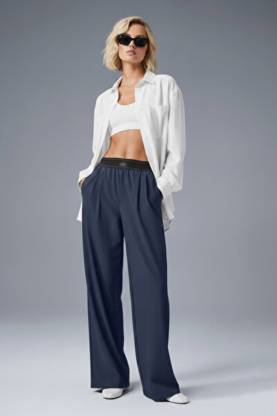 strivex بنطلون رياضي أنيق بجيوب مطوية من قماش الباراشوت باللون الأزرق الداكن