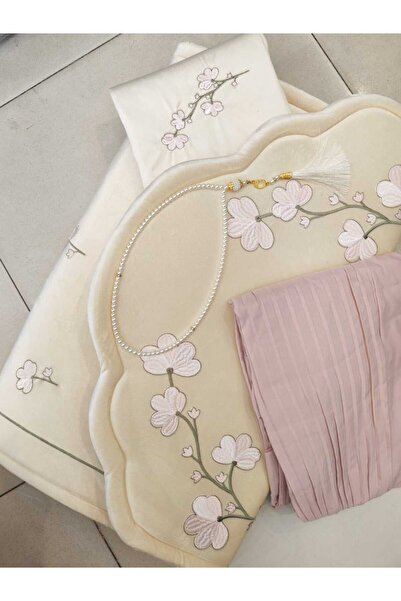 Gerenic A soft prayer rug with a luxurious design, complete with a prayer mat...