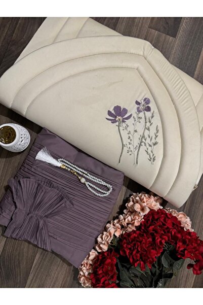 Gerenic A soft prayer rug with a luxurious design, complete with a prayer mat...