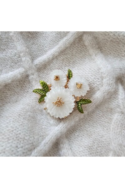 Abundo White Flower Bouquet Brooch