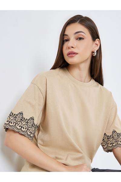 Styli تيشيرت نسائي قصة فضفاضة بأكمام مطرزة