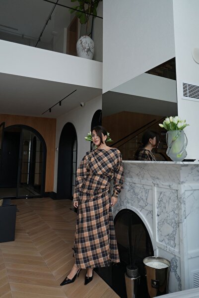 Özge Özgenç Ekoseli Bluz Etek Takım